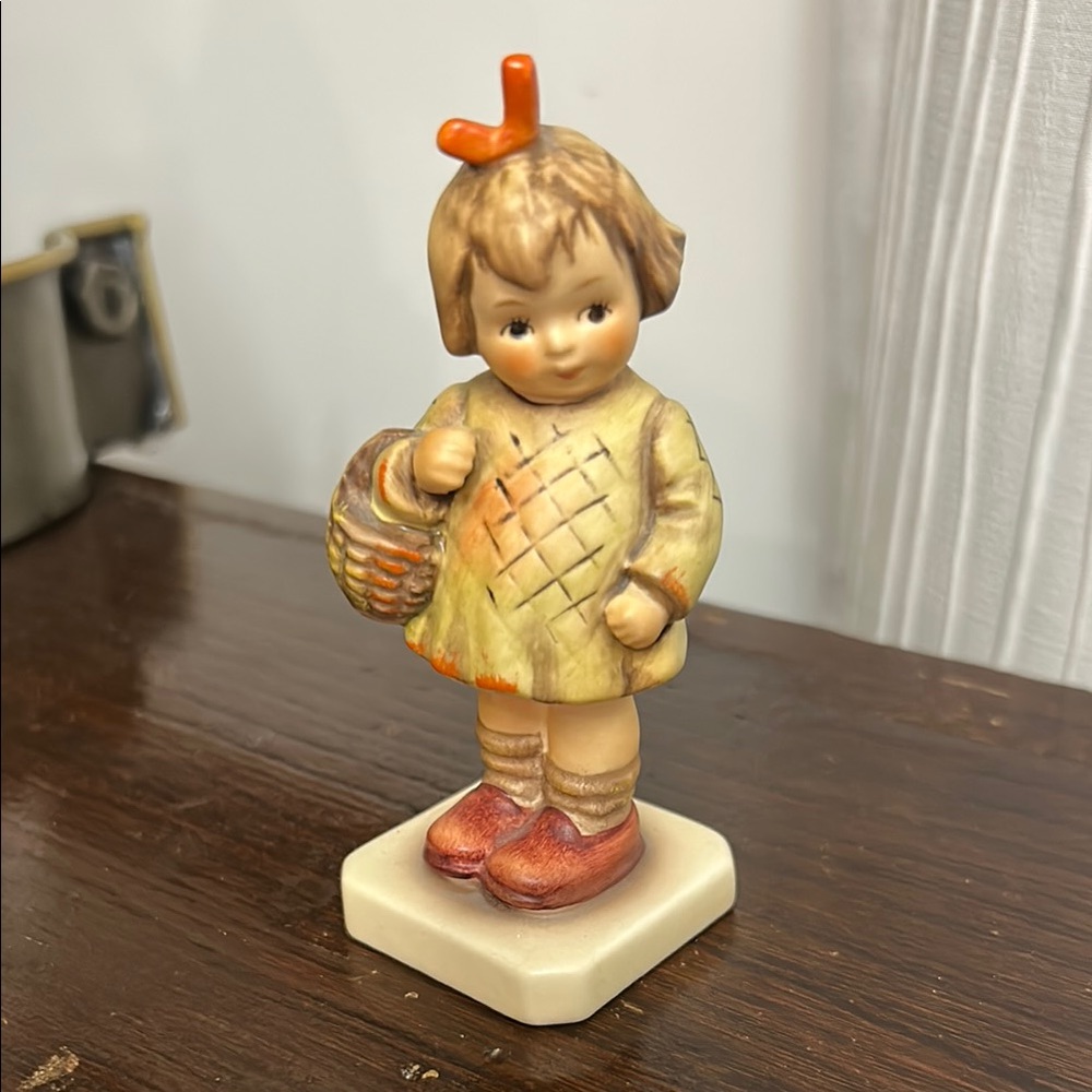 Goebel Hummel Figurine HUM 479 "I Brought You A Gift"